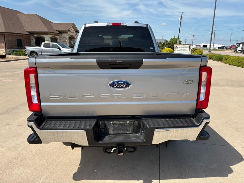 Ford Super Duty F-250 SRW Vehicle Full-screen Gallery Image 5