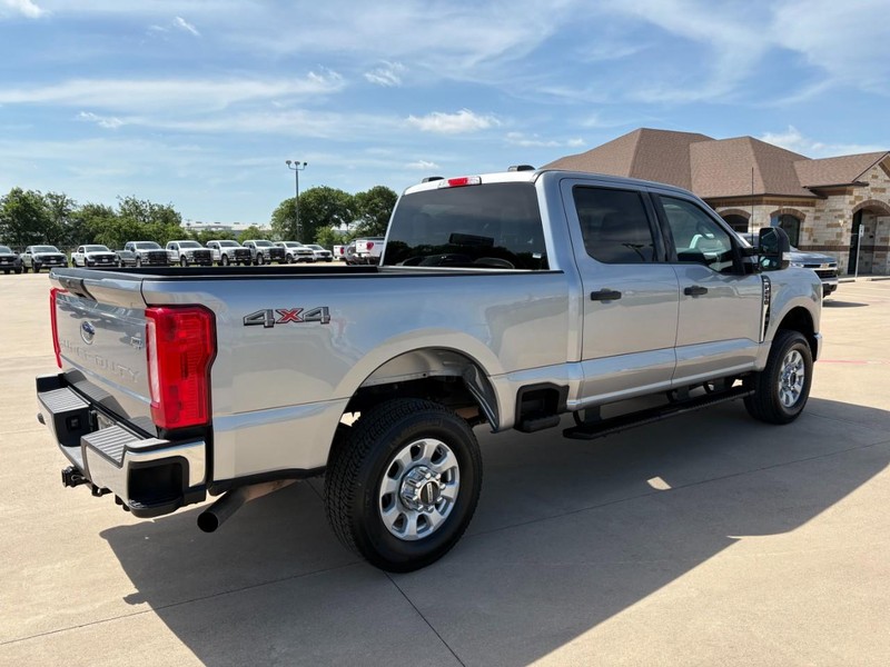 Ford Super Duty F-250 SRW Vehicle Full-screen Gallery Image 6