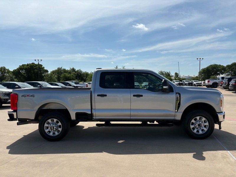 Ford Super Duty F-250 SRW Vehicle Full-screen Gallery Image 7