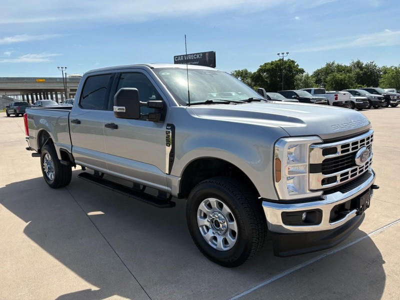 Ford Super Duty F-250 SRW Vehicle Full-screen Gallery Image 8