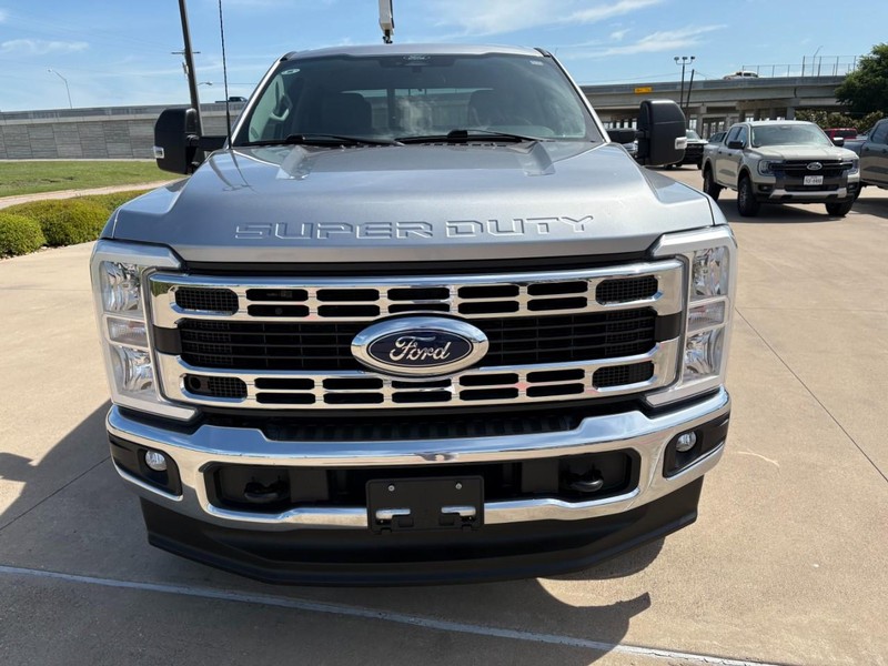 Ford Super Duty F-250 SRW Vehicle Full-screen Gallery Image 9