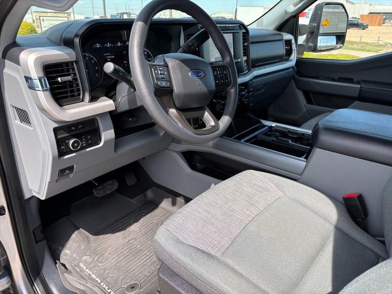 Ford Super Duty F-250 SRW Vehicle Full-screen Gallery Image 15