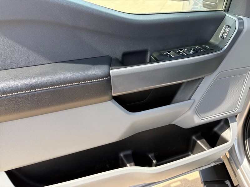Ford Super Duty F-250 SRW Vehicle Full-screen Gallery Image 16