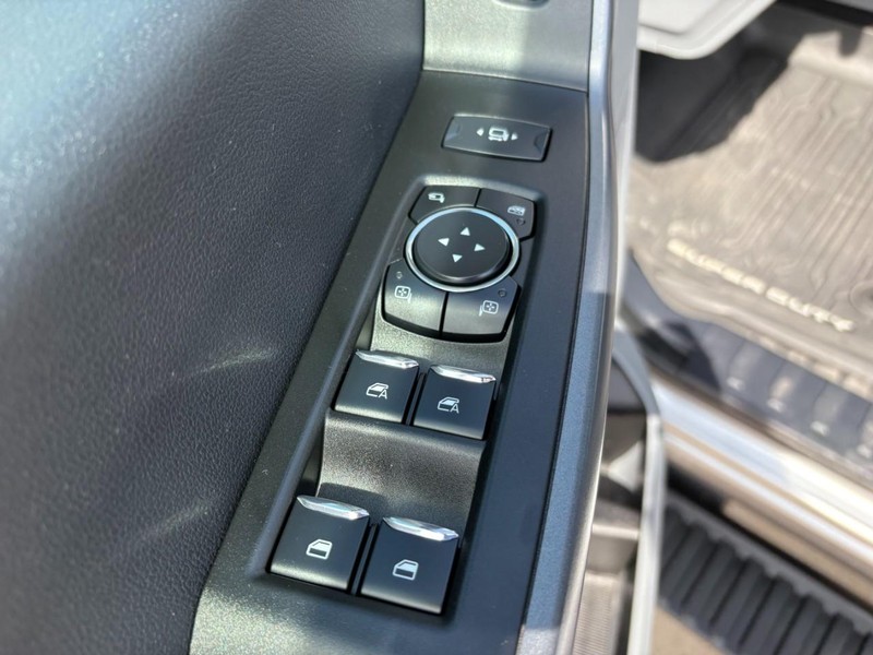 Ford Super Duty F-250 SRW Vehicle Full-screen Gallery Image 17