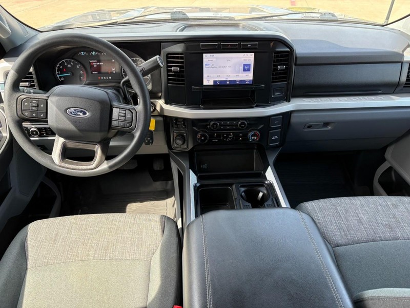 Ford Super Duty F-250 SRW Vehicle Full-screen Gallery Image 19