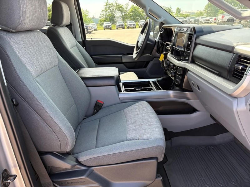 Ford Super Duty F-250 SRW Vehicle Full-screen Gallery Image 22