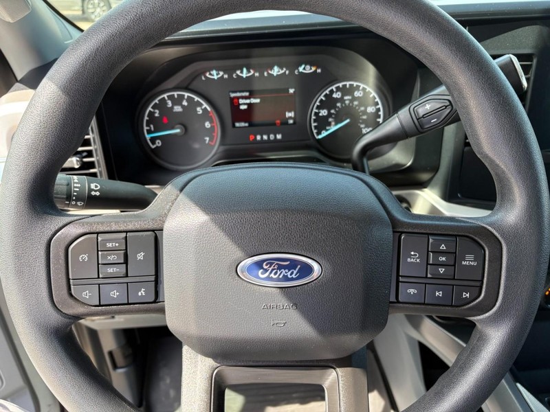 Ford Super Duty F-250 SRW Vehicle Full-screen Gallery Image 23