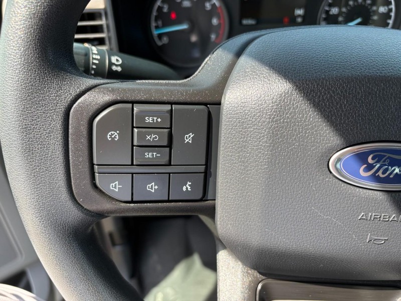 Ford Super Duty F-250 SRW Vehicle Full-screen Gallery Image 24