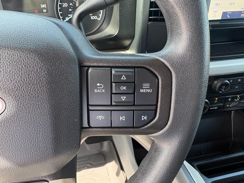 Ford Super Duty F-250 SRW Vehicle Full-screen Gallery Image 25
