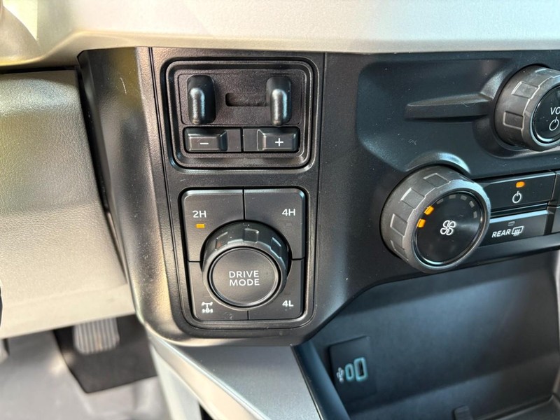 Ford Super Duty F-250 SRW Vehicle Full-screen Gallery Image 26