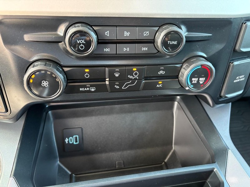 Ford Super Duty F-250 SRW Vehicle Full-screen Gallery Image 27