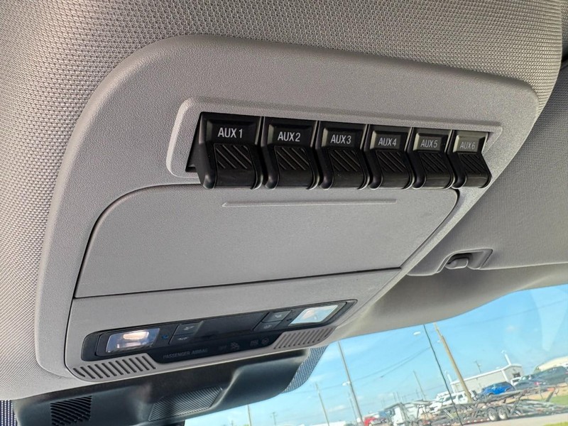 Ford Super Duty F-250 SRW Vehicle Full-screen Gallery Image 30