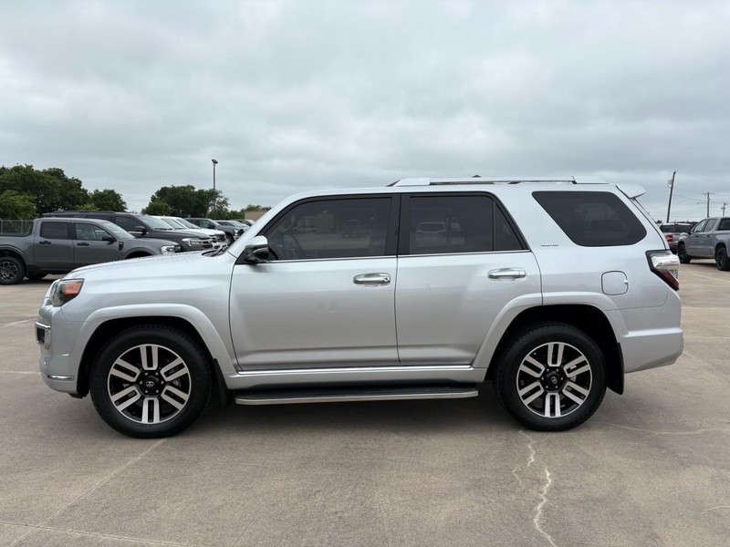Toyota 4Runner Vehicle Full-screen Gallery Image 2