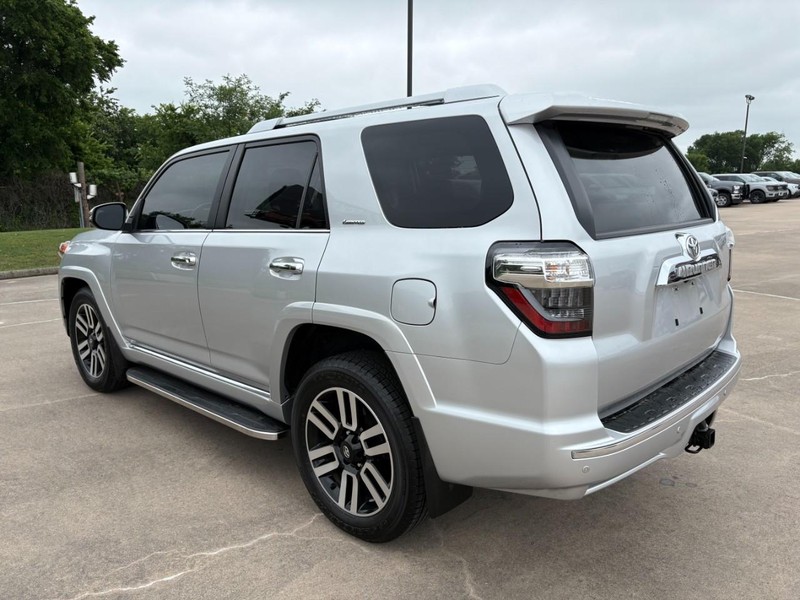 Toyota 4Runner Vehicle Full-screen Gallery Image 3