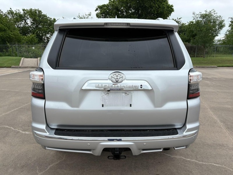 Toyota 4Runner Vehicle Full-screen Gallery Image 4