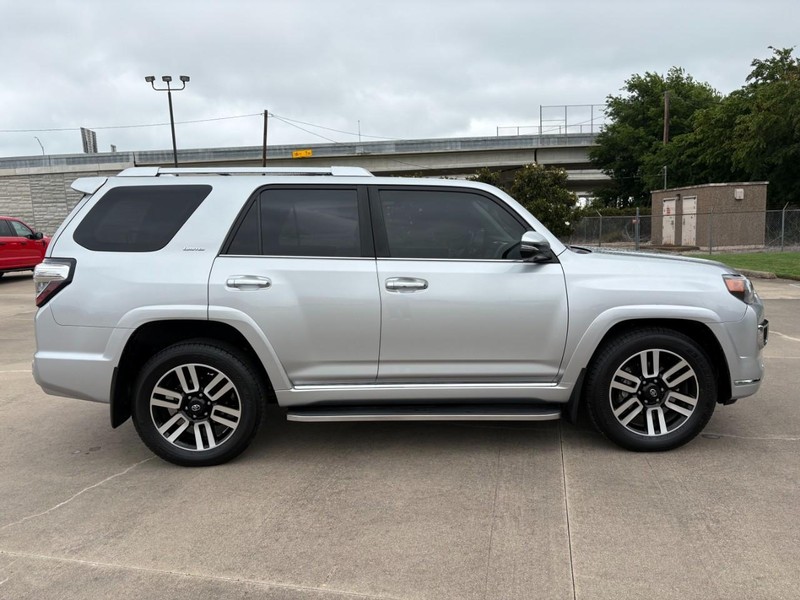 Toyota 4Runner Vehicle Full-screen Gallery Image 6