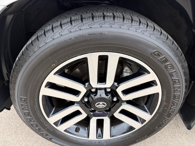 Toyota 4Runner Vehicle Full-screen Gallery Image 7