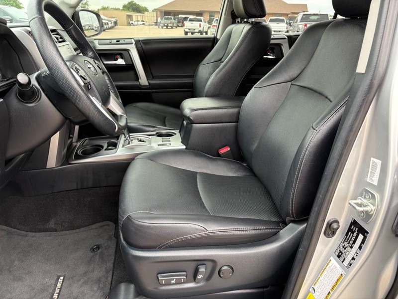 Toyota 4Runner Vehicle Full-screen Gallery Image 9