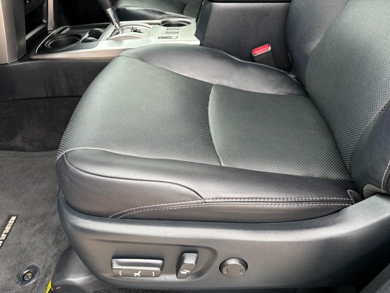 Toyota 4Runner Vehicle Full-screen Gallery Image 10