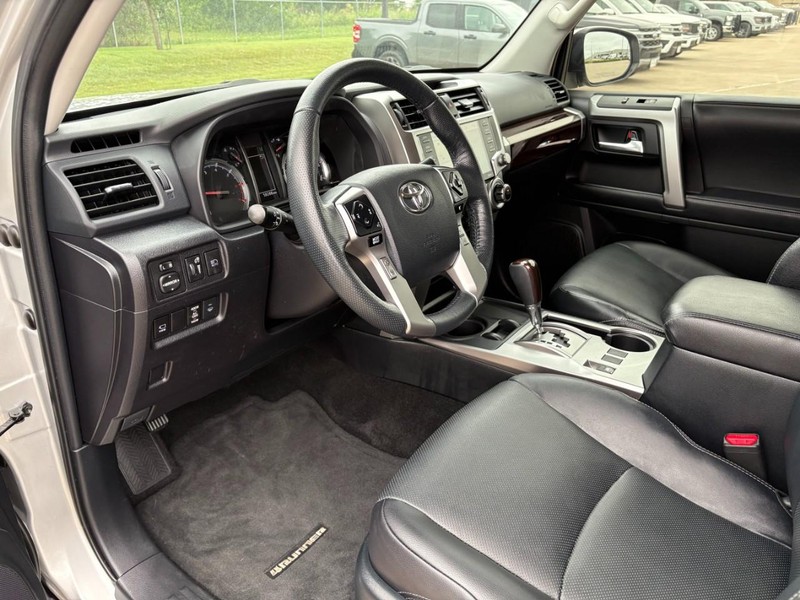 Toyota 4Runner Vehicle Full-screen Gallery Image 11