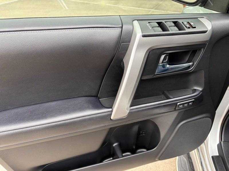Toyota 4Runner Vehicle Full-screen Gallery Image 12
