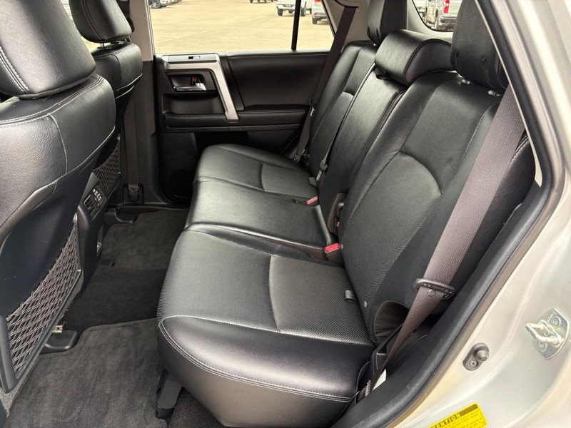 Toyota 4Runner Vehicle Full-screen Gallery Image 14