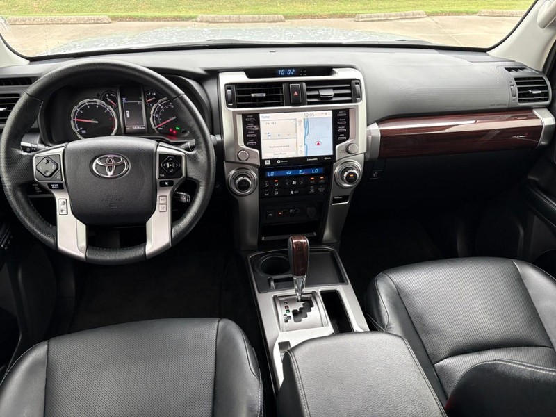 Toyota 4Runner Vehicle Full-screen Gallery Image 15