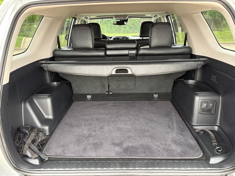 Toyota 4Runner Vehicle Full-screen Gallery Image 16