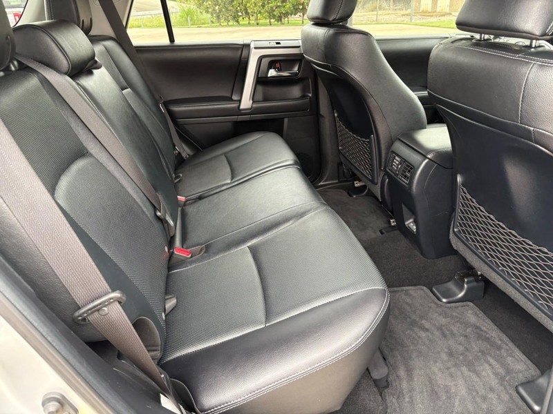 Toyota 4Runner Vehicle Full-screen Gallery Image 17