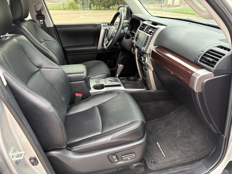 Toyota 4Runner Vehicle Full-screen Gallery Image 18
