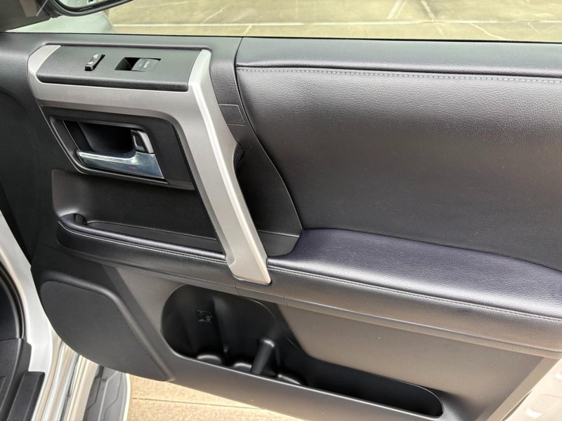 Toyota 4Runner Vehicle Full-screen Gallery Image 19