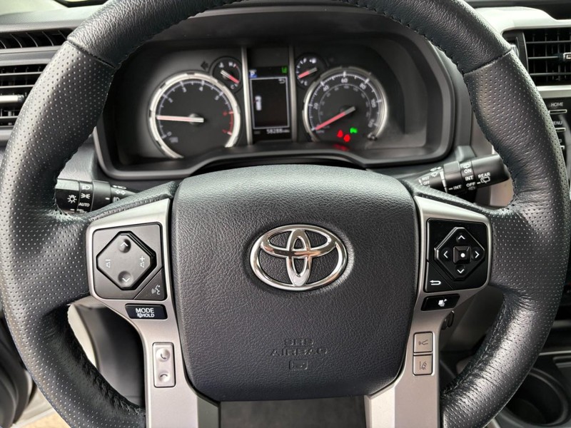 Toyota 4Runner Vehicle Full-screen Gallery Image 21