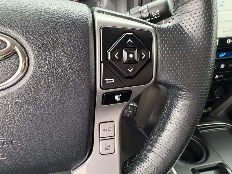 Toyota 4Runner Vehicle Full-screen Gallery Image 23