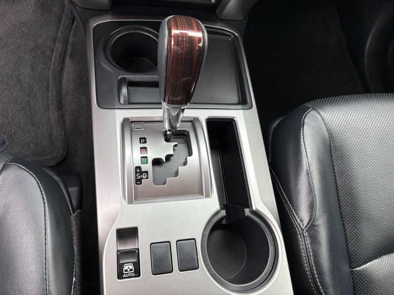 Toyota 4Runner Vehicle Full-screen Gallery Image 24