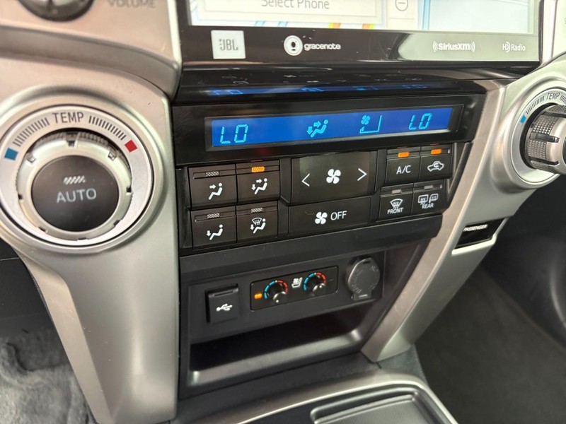 Toyota 4Runner Vehicle Full-screen Gallery Image 26