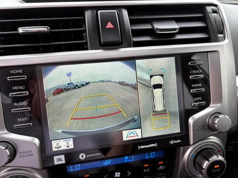 Toyota 4Runner Vehicle Full-screen Gallery Image 30