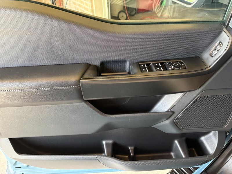 Ford F-150 Vehicle Full-screen Gallery Image 12