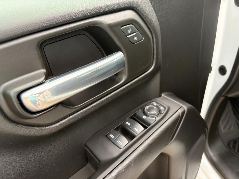 Chevrolet Silverado 1500 Vehicle Full-screen Gallery Image 15