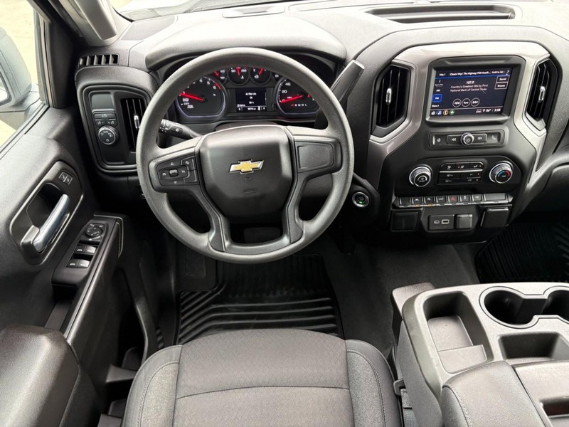 Chevrolet Silverado 1500 Vehicle Full-screen Gallery Image 18