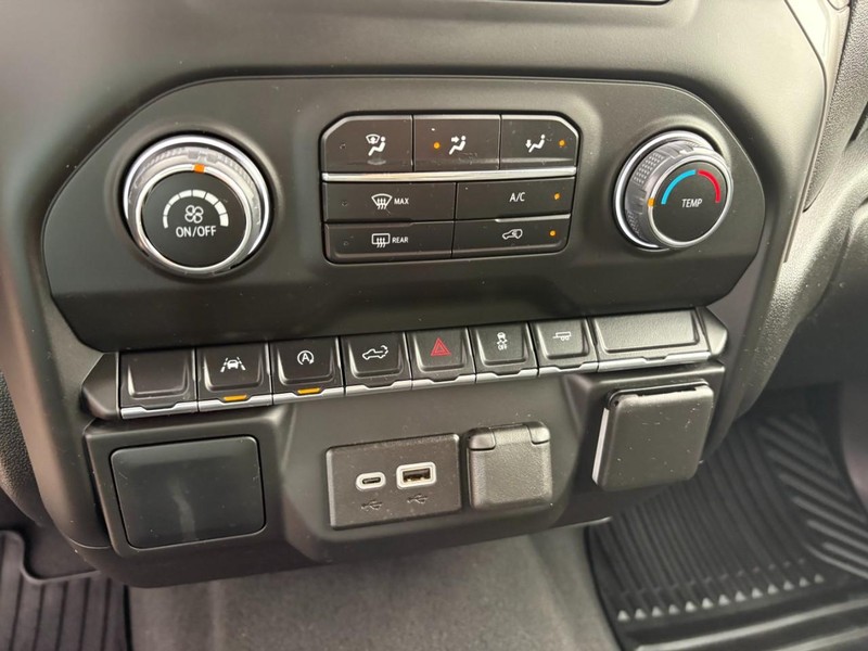 Chevrolet Silverado 1500 Vehicle Full-screen Gallery Image 24