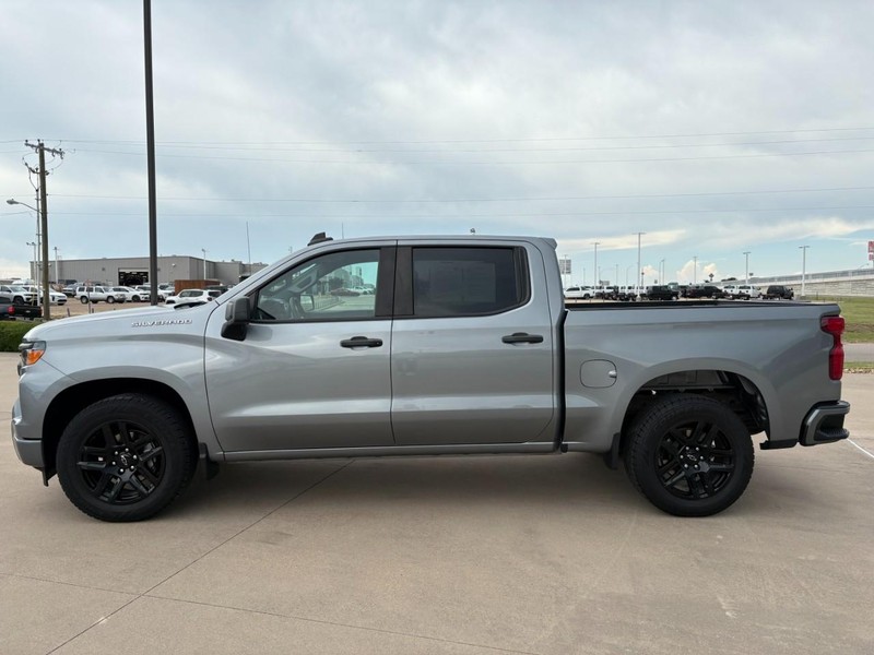 Chevrolet Silverado 1500 Vehicle Full-screen Gallery Image 3