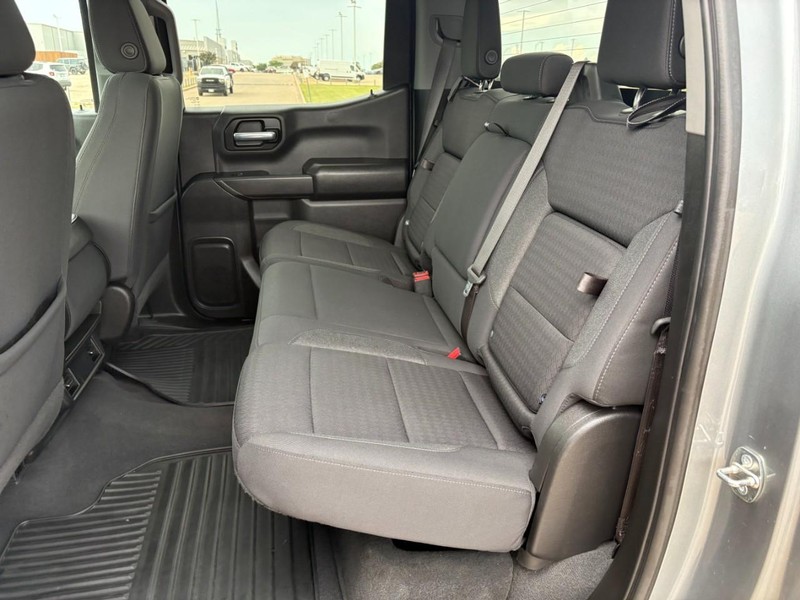 Chevrolet Silverado 1500 Vehicle Full-screen Gallery Image 16
