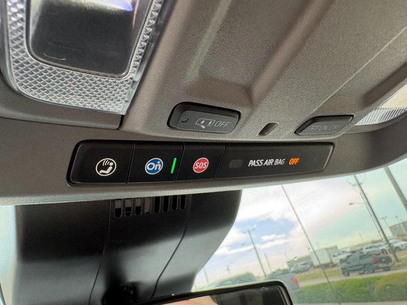Chevrolet Silverado 1500 Vehicle Full-screen Gallery Image 28