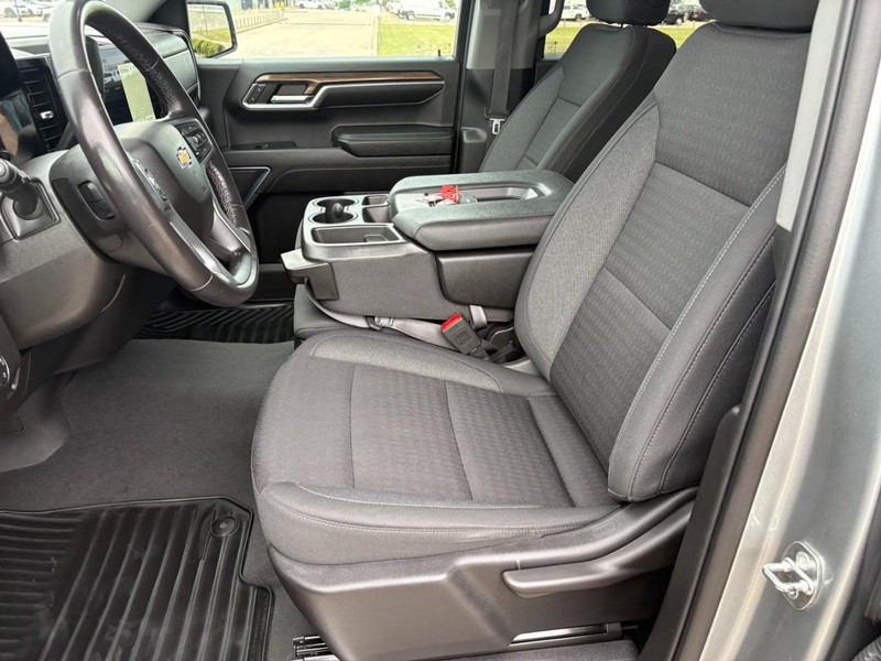 Chevrolet Silverado 1500 Vehicle Full-screen Gallery Image 12
