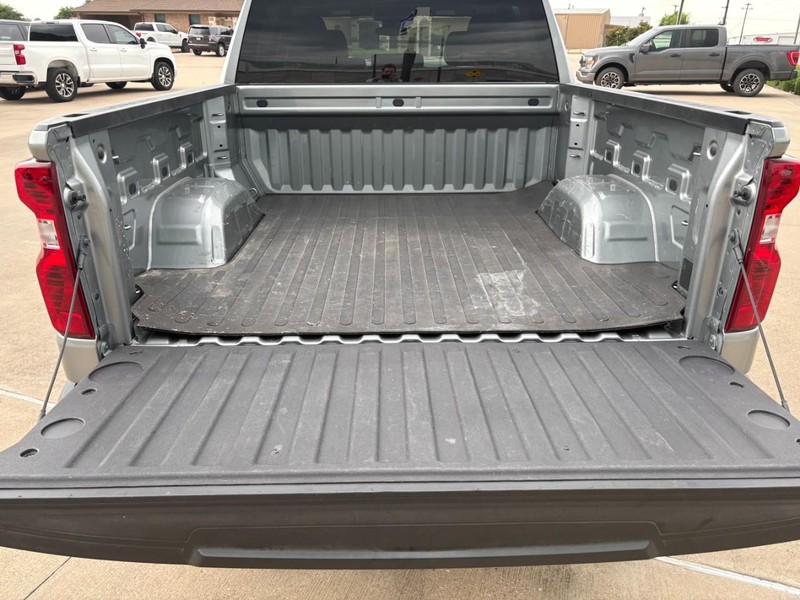 Chevrolet Silverado 1500 Vehicle Full-screen Gallery Image 18