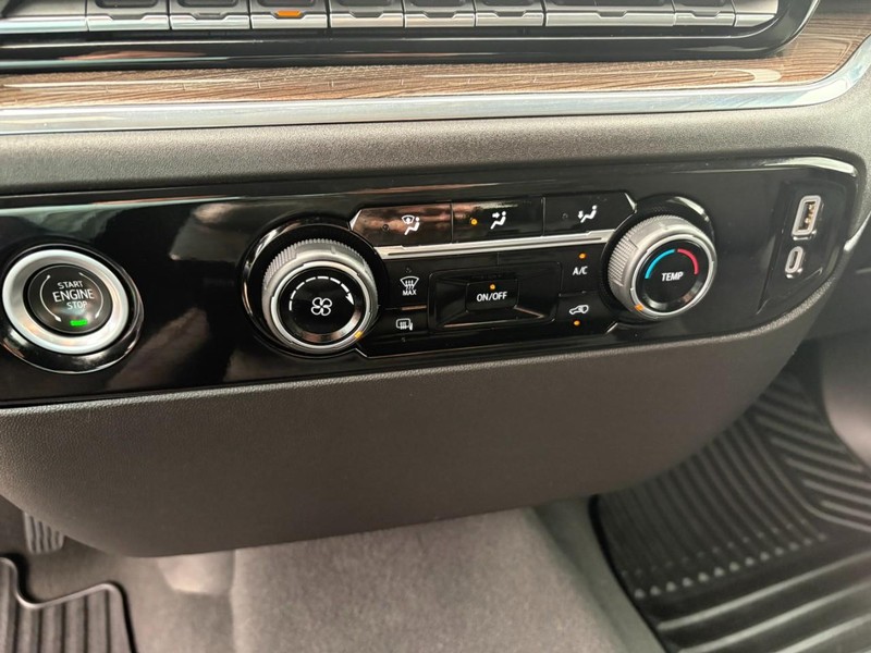 Chevrolet Silverado 1500 Vehicle Full-screen Gallery Image 25