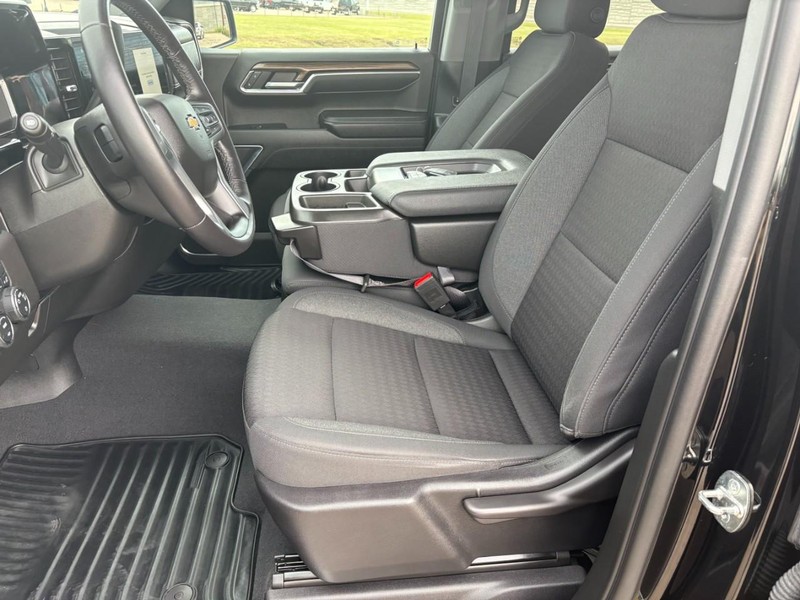 Chevrolet Silverado 1500 Vehicle Full-screen Gallery Image 12