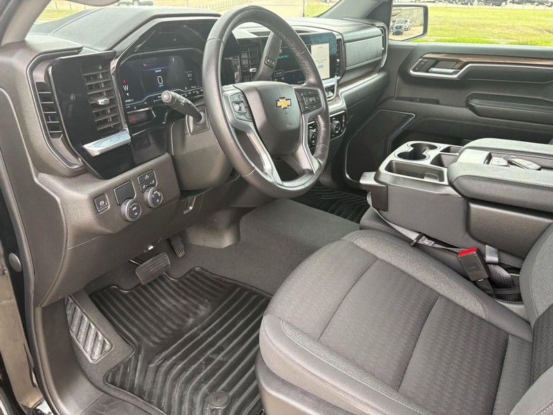 Chevrolet Silverado 1500 Vehicle Full-screen Gallery Image 14