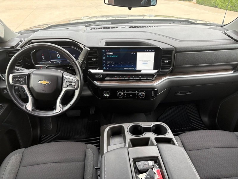 Chevrolet Silverado 1500 Vehicle Full-screen Gallery Image 16