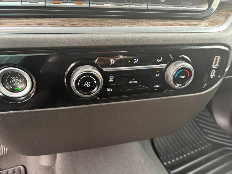 Chevrolet Silverado 1500 Vehicle Full-screen Gallery Image 25